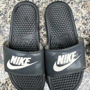 Ladies Nike slides. Size 6. In decent condition.